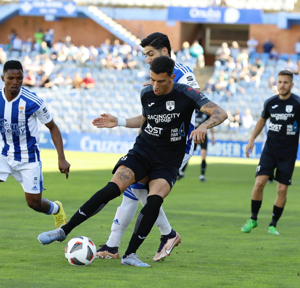 Uno de los jugadores que me sorprende que aún sea AGENTE LIBRE es Kleandro Lleshi.

Por lo que me comentan tiene varias ofertas, una interesante del GRUPO V 2RFEF... pero aún no se ha decidido.

Medio centro muy poderoso físicamente ( 1´89 m ) que también puede jugar de central.