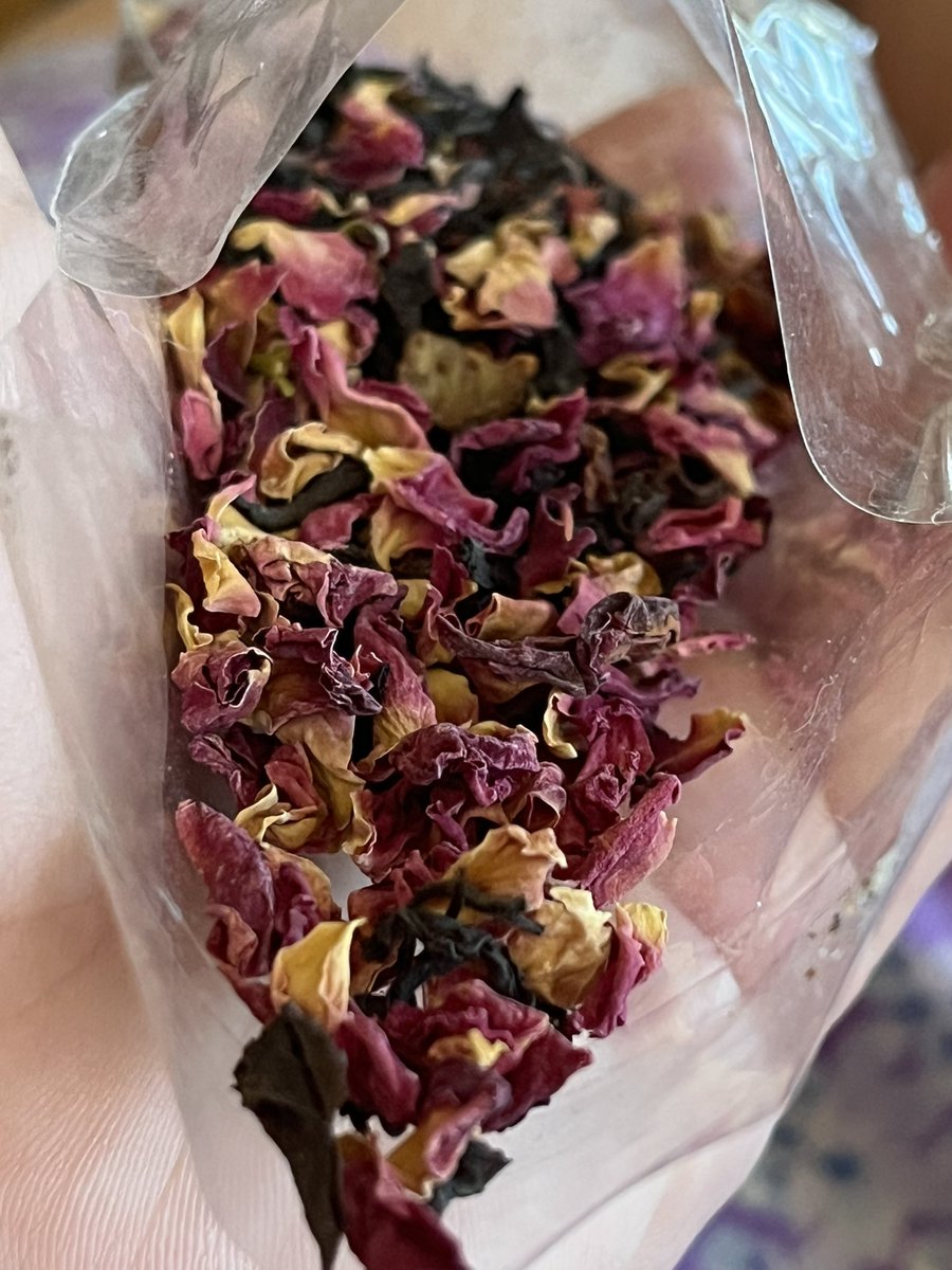 AnjaTEAgle's tweet image. It’s a sample testing morning for today’s #tea.
India Rose: black tea, rose hips, rose petals, lavender, jasmine flowers, honey granules, and natural flavors.
My Nannie wore Tea Rose perfume always. I’m having tea with her.
#tealife smelling memories and tasting fine.