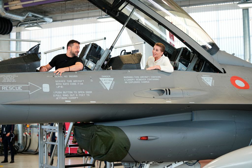 OlenaHalushka's tweet photo. Yes, Denmark is also pure love 💙💛 #F16forUkraine https://t.co/AOpSMMSvmX