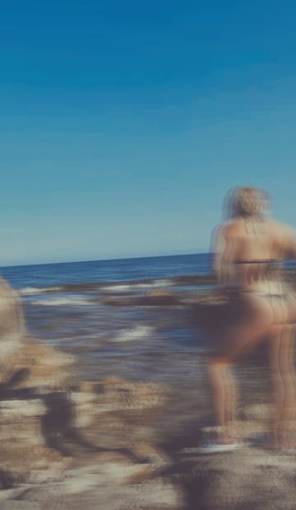 DASEONER's tweet photo. Toy malito, pero ella quería playa SI O SI 🤣 https://t.co/P3jK7PKmpV