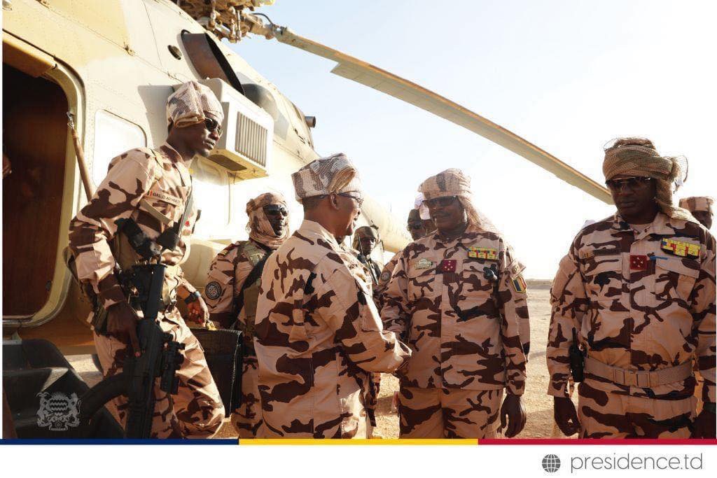 TchadOne's tweet photo. Urgent 🚨

#Tchad : Une explosion secoue la principale base militaire de Kouribouguidi, abritant actuellement le chef de la junte militaire et sa suite 

D'après les informations provenant du terrain rapportées et recoupées par TchadOne, la déflagration provoquée par l'explosion de deux citernes de carburant de l'armée tchadienne a engendré un lourd bilan de morts et de blessés. Les dégâts se sont également étendus à quelques véhicules militaires, désormais réduits en cendres, et ce, sans que nous puissions encore déterminer l'origine de l’explosion. Les mêmes sources suggèrent que le chef de la junte, présent sur les lieux, pourrait être contraint à une sortie précipitée de la région du Tibesti dans les heures à venir. Plusieurs personnes essayent de filmer la scène ont été arrêtées. 

Quant aux opérations militaires, Mahamat Kaka les a suspendu du fait de division dans son état major. Des sources militaires indiques qu’une importante décision pourrait être prise dans la soirée. 

Correspondance particulière TchadOne à Wour
