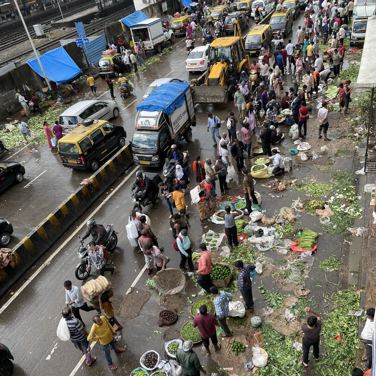 इंदौर और मुंबई,... अंतर आप  साफ देख सकते हैं l