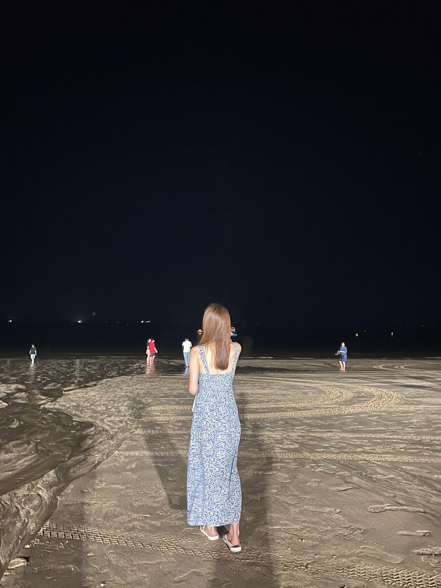 제가 좋아하는 옷 중에 하나 (앞이 치파오처럼 갈라져 있음) ㅋ 대천 놀러가서 밤에 돌아다니니 고추들이 힐끗힐끗 ㅋㅋ 내친김에 혼자 돌아다니면 번호 따일수 있는지 없는지 얘기하다 아이들 때문에 패스 ㅠ 꼭 해보고 싶었는데...
#네토남 #유부녀 #원피스 #초대남