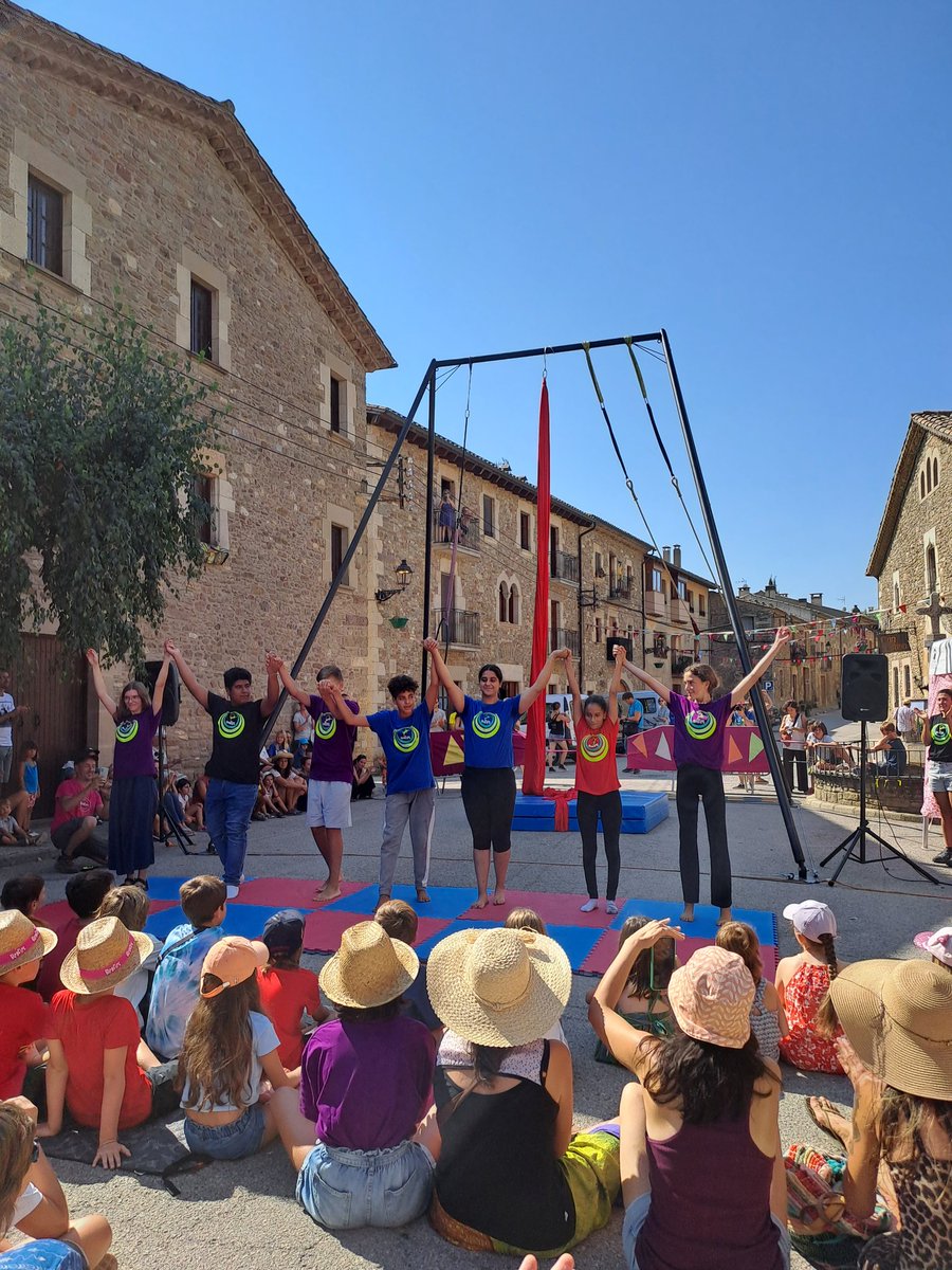 MaitemjMaite's tweet photo. Darrer dia de vacances és un regal trobar al @GiraCirc el #CircSocial petits i petites grans artistes. 👏🏿 Projectes socioeducatius que transformen el món des de la cultura. https://t.co/O2scX677tI