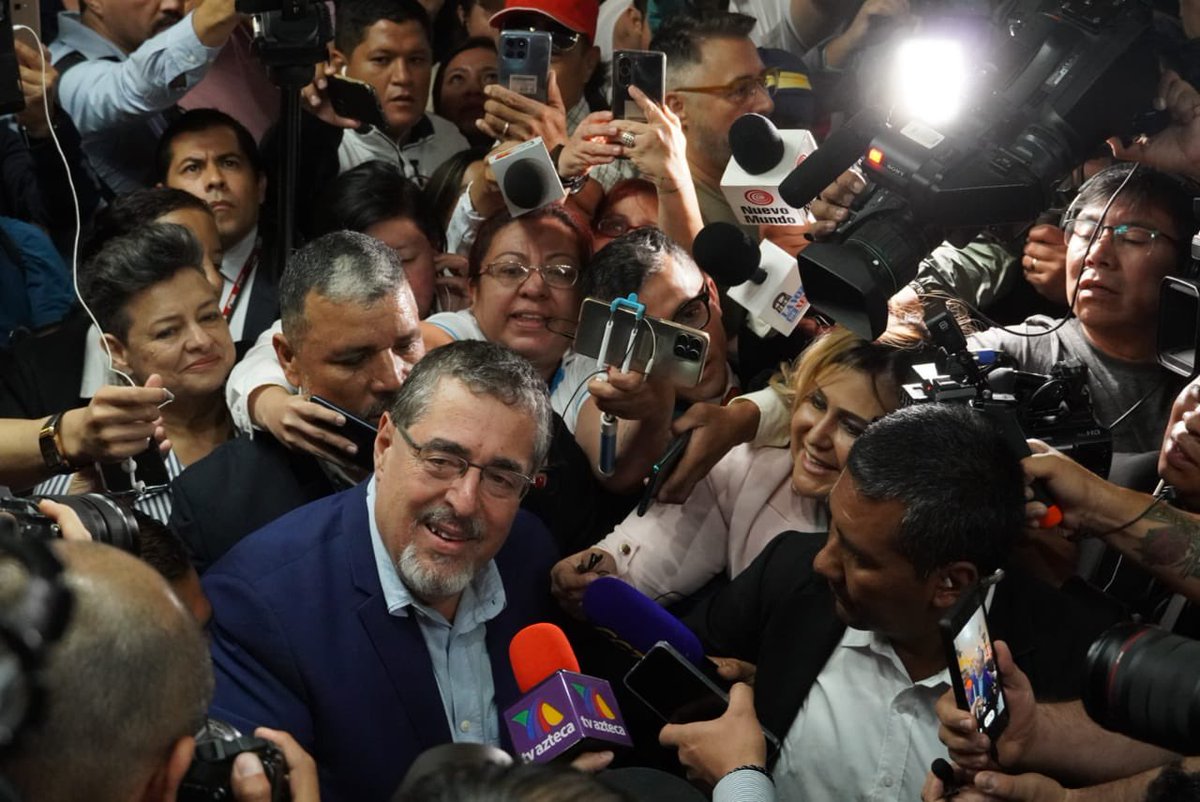 jovannagarcon's tweet photo. Bernardo Arévalo llega a su centro de votación y decenas de periodistas lo rodean. A sus 64 años podría convertirse en presidente de Guatemala, la edad que tenía su padre, Juan José Arévalo (el primer presidente electo democráticamente), cuando él apenas tenía 10.
#EleccionesGT2023 🗳️