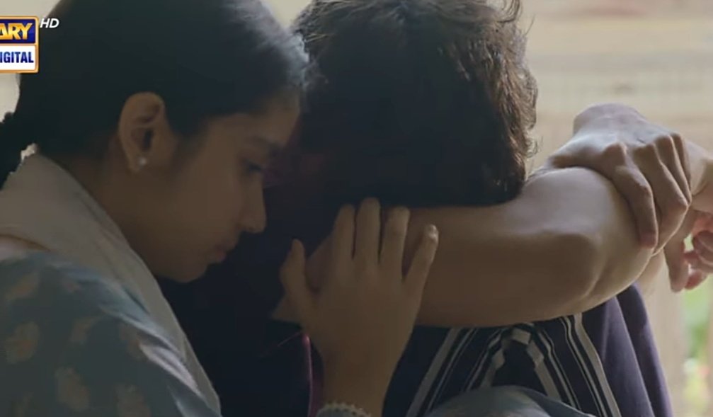 parindayyy__'s tweet image. Annie was trying to console Fakhir 🥺 
Usko samjh ni tha araha ke wo kese console kare but she tried her best. ❤️

#MayiRi #AinaAsif #SamarAbbas #Arydigital