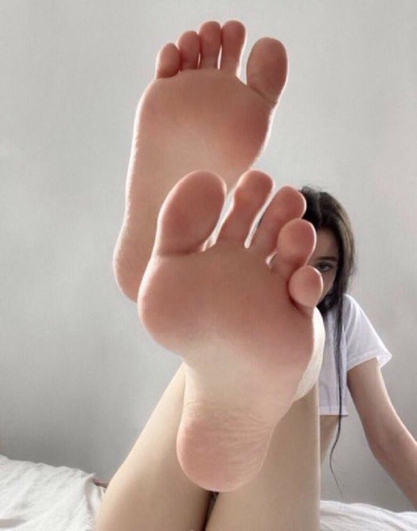 جاهز تلحس صوابع رجل الملكة 🔞