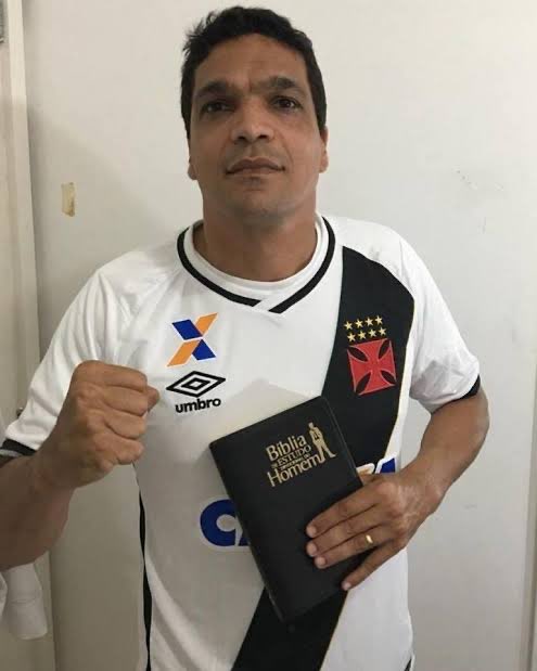 E você, torcedor vascaíno, Já agradeceu esse homem pela vigília antes do jogo contra o Grêmio? 

Seloko, remontada vascaína vem aí?