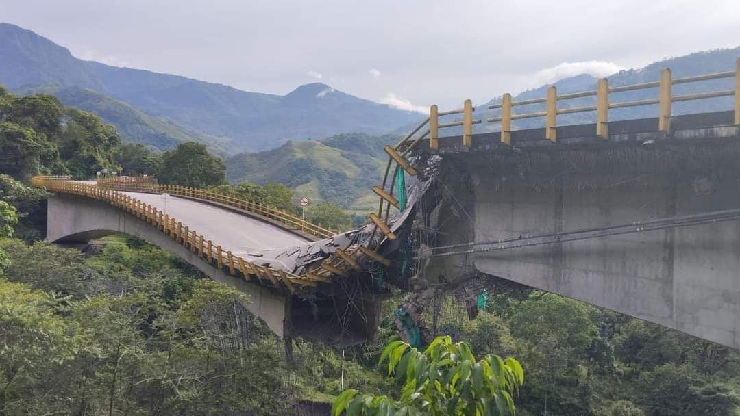 ClaudiaLopez's tweet photo. Colapsó uno de los puentes de la vía alterna al Llano en la vía Sogamoso - Aguazul en el Km 80 de la transversal del Cusiana.
En consecuencia quedan sin posibilidad de paso tanto la vía principal como la alterna entre Bogotá y el Llano. Solo queda por ahora el paso por el Sisga. Estaremos atentos a las indicaciones de @ANI_Colombia pero no hay posibilidad de paso en este momento ni en el corto plazo.