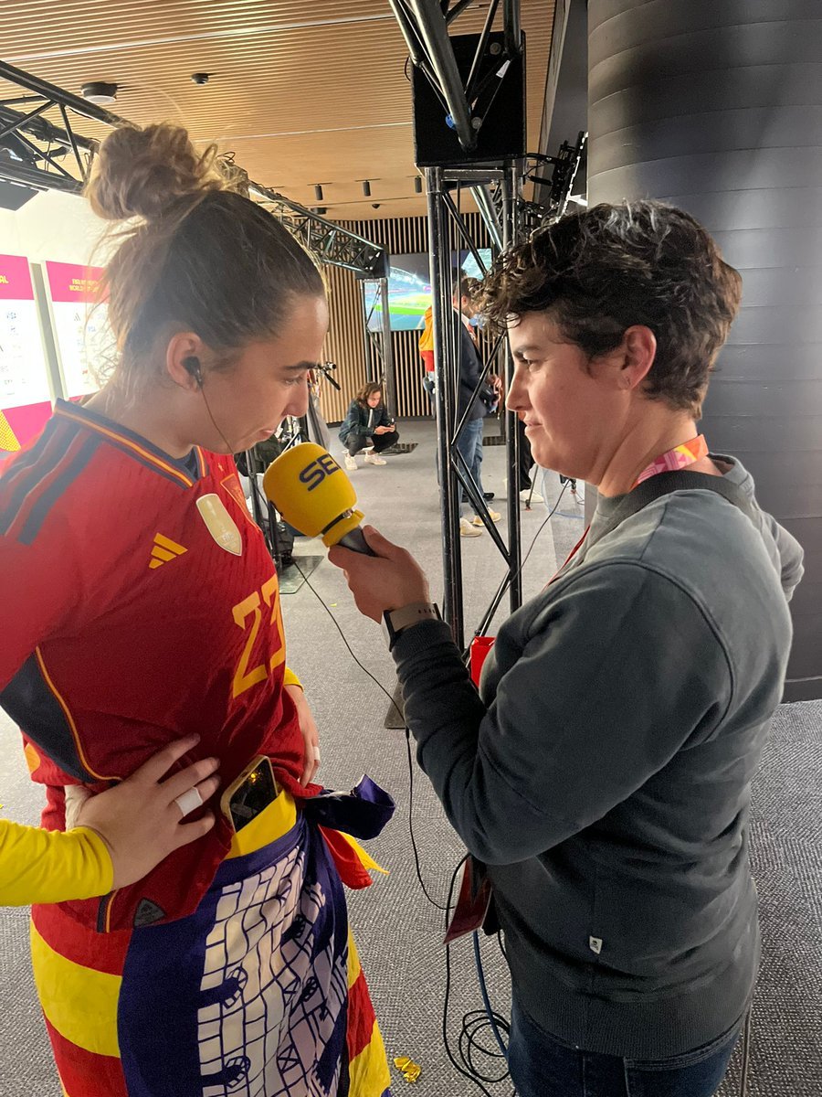 carrusel's tweet photo. 🏆🇪🇸  CATA COLL en @carrusel al micro de @lussonia

✋🏽 "Estamos eufóricas, no somos conscientes, no nos lo creemos"

💪🏽 "Es una estrella que nos merecemos"

❤️"A mi familia y a todas las familias que hacen posible que sus hijos juegen al fútbol" https://t.co/xZVafxcqUq