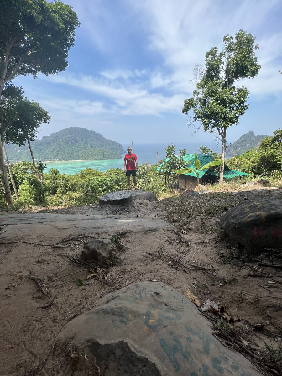 DesmondMiles420's tweet photo. @BullsOnTheBlock #Thailand #BobsBar 🙏☀️😎🏝️ https://t.co/IapSTfHOTu