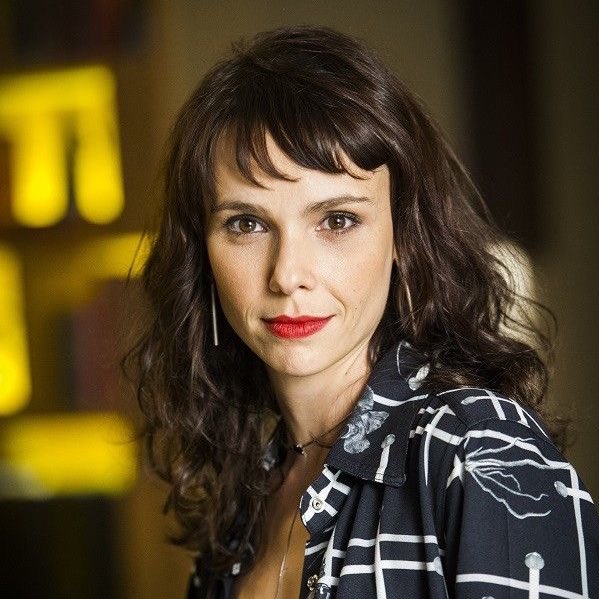 choquei's tweet photo. 🚨FAMOSOS: Em entrevista ao Jornal Extra, Débora Falabella detona machismo e conservadorismo de alguns homens héteros: 

"Está difícil dar conta desses homens héteros. Ainda bem que eu sou casada com um muito legal. A gente não está aguentando, ainda mais com esses caras conservadores, eles ainda causam um grande estrago. Chega a ser ridículo. Parece que a gente está lidando com ogros e brutamontes. É muito triste mesmo e chega a ser vergonhoso a gente ainda ver esses caras agindo desse jeito. O problema é que esses homens ainda matam mulheres e mandam no mundo de alguma forma [ela se referia ao movimento red pill, de homens que valorizam a masculinidade e propagam o ódio]."