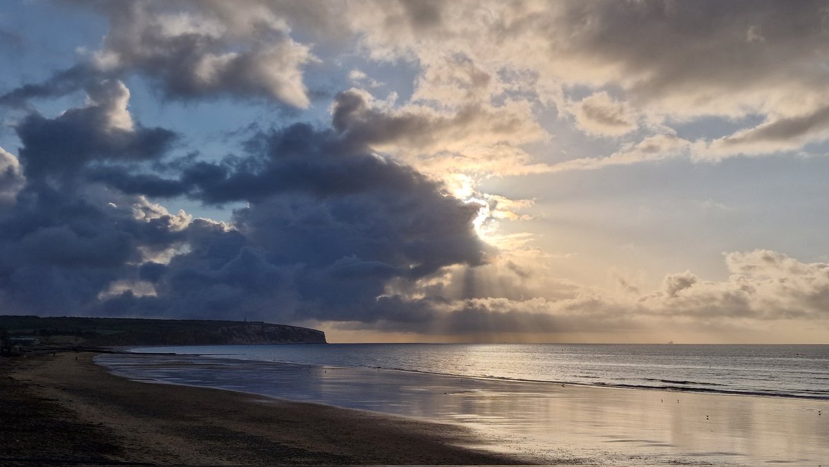 pickingill's tweet photo. #sandown sky today. #isleofwight https://t.co/OOVf3Vzi8F