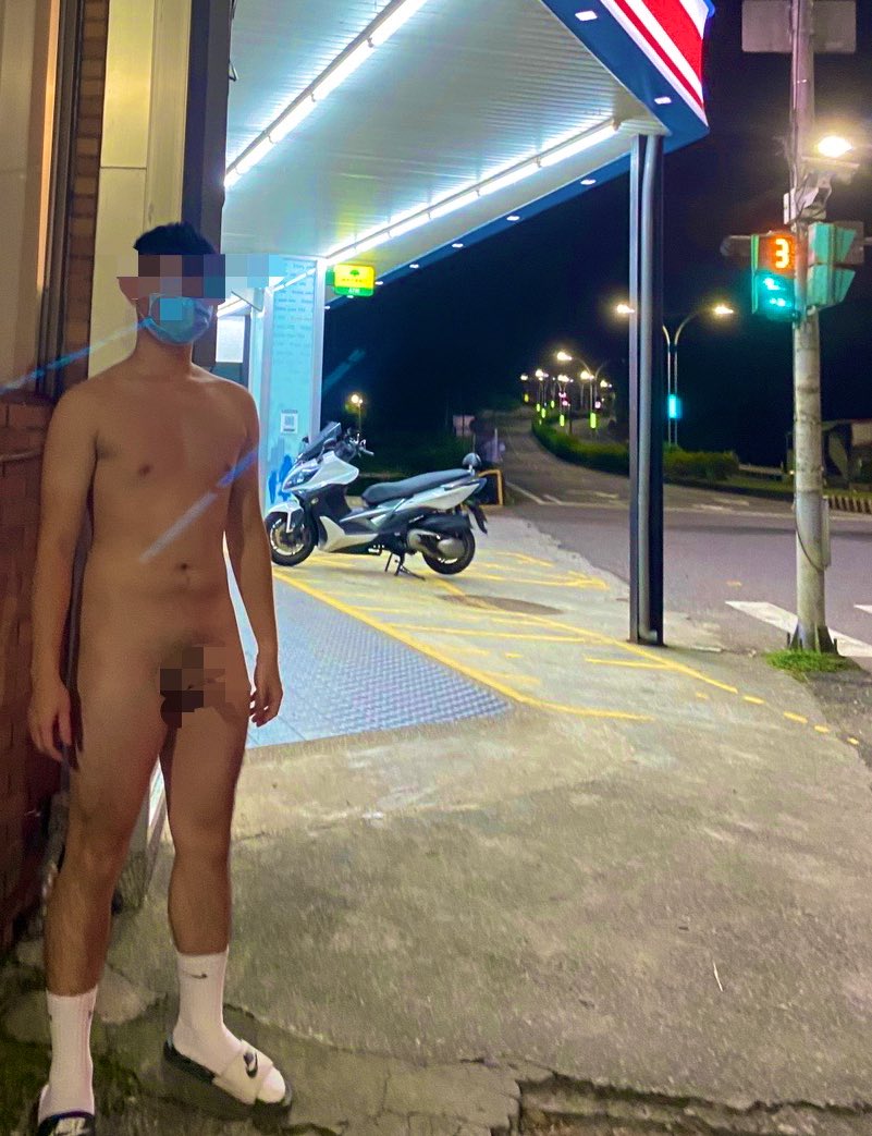 在路邊騷😝
#野裸 
#暴露 
#白襪 
#原味襪