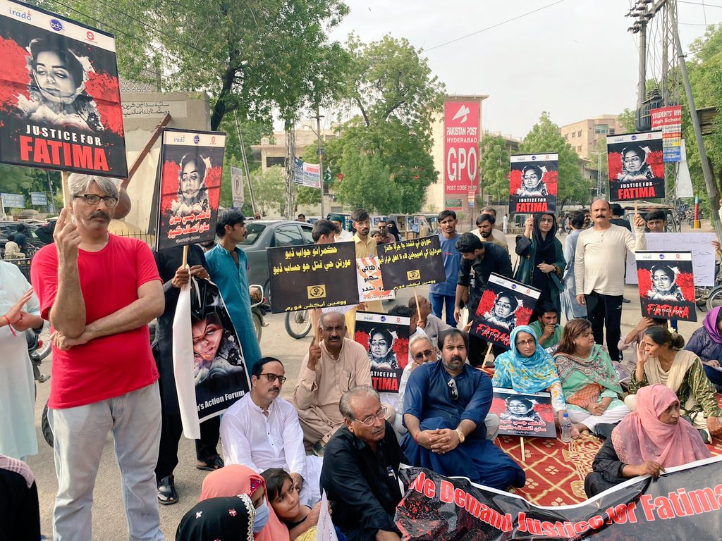سول سوسائٽي سنڌ پاران حيدرآباد پريس ڪلب تي شھيد فاطمه ڦرڙو جي خون ناحق جي خلاف احتجاجي مظاھرو ڪيو ويو جنھن ڀٽ شاه پڌرنامو رابطا ڪائونسل سنڌ،سائوٿ ايشيا پارٽنرشپ پاڪستان ۽ ارادو جي ساٿين پڻ شرڪت ڪئي.
#JusticeForFatimaFariro
