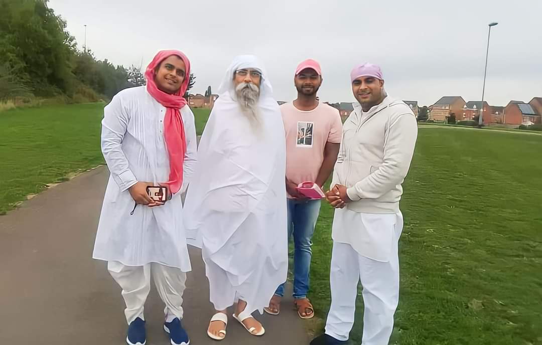 जयगुरुदेव🌹🌹  
कभी कबीरा दीवाना हो गया कभी मीरा दीवानी हो गई
ये प्रीत की बीमारी ना जानें
कितनी पुरानी हो गई 
🌹❤️❤️🌹🥰

जय गुरु देव 
❤️🌹🥰❤️🌹🥰