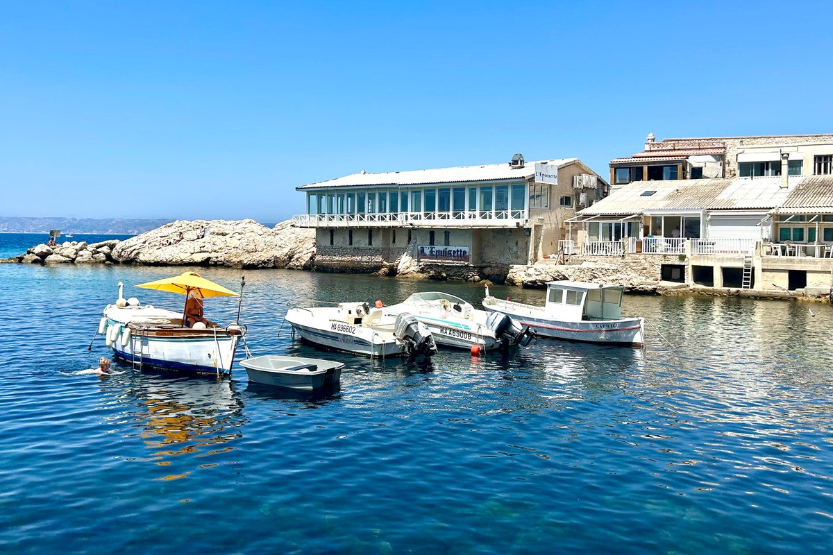 Mat_Grapeloup's tweet photo. Il y a un dicton qui dit que "si tu ne t'es pas baigné au Vallon des Auffes avant la fin août, tu as raté ton été". Les origines de ce dicton restent à déterminer mais ça fait réfléchir. #Marseille https://t.co/bOgIDHjMJy