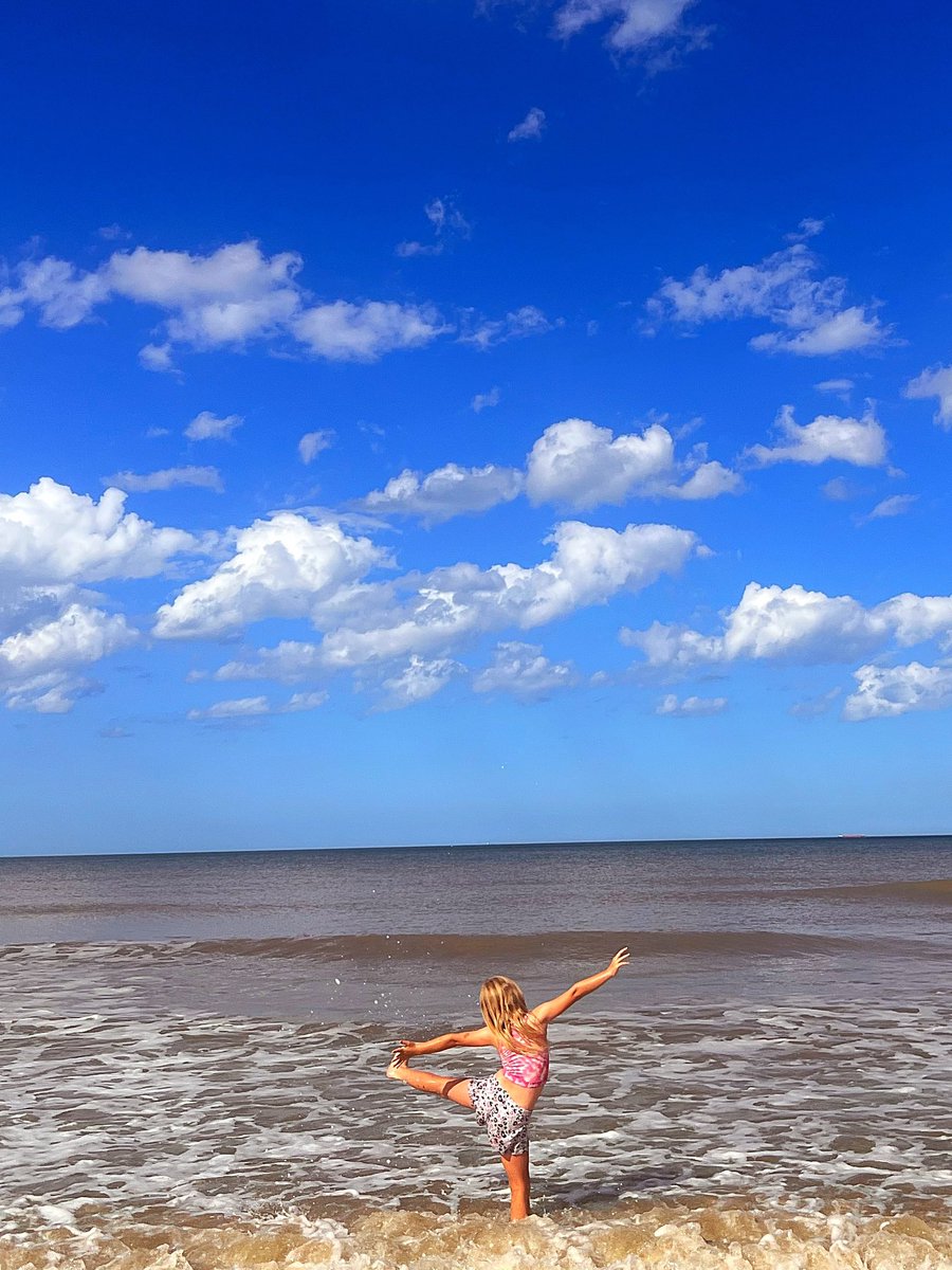 norfolk_pete's tweet photo. Just been down on the beach with the kids for a couple of hoursβ¦.sea looked so tempting that I actually went inβ¦.and swam about 5 metres!! π€£ Which is 5 metres more than Iβve done in the last 30 yrs π€£ #seaside #beachlife #SundayFunday #Norfolk #finallysummer @ChrisPage90 https://t.co/iDDvRhfwj3