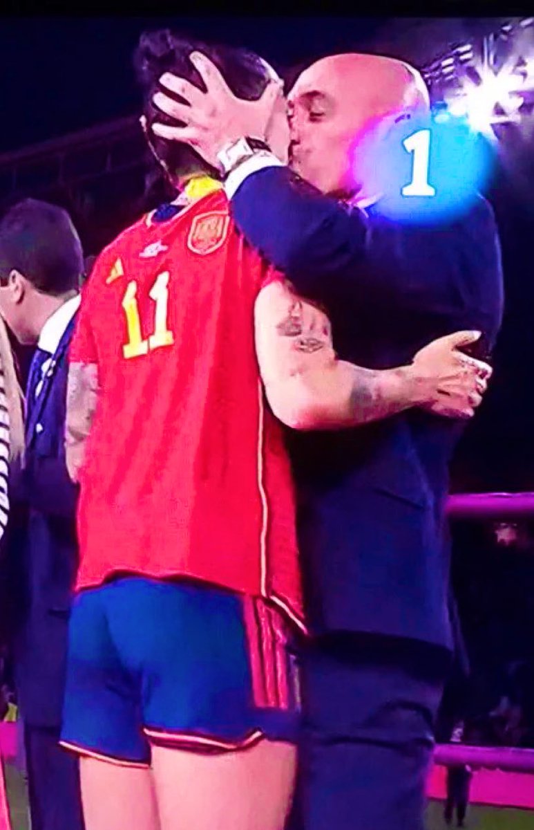 Sin consentimiento de la jugadora. 

No tiene respeto por una mujer. Hace seis meses le negaba la entrega de medallas y ahora las agrede sexualmente. 

Dimita, señor Rubiales. 

#Machismo Asco.