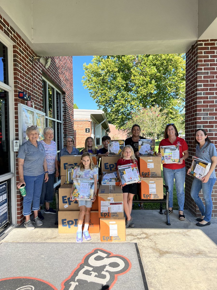 Pasco Elementary has the best business partnerships and community support! We have had school supplies, back packs, clothes, teacher supplies, shop with a cop and two prayer circles to uplift our school family. We are truly blessed! Thank you to everyone who supports our school!