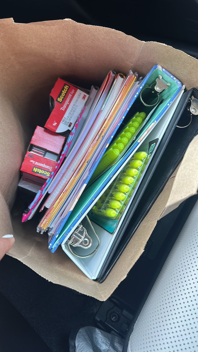 camm231's tweet image. #back2school DE&amp;amp;I event was so much fun and a success!! The Magenta family pulled together and gathered so many supplies!! #MultigenerationalNetwork #MagentaSquad #Tmobile