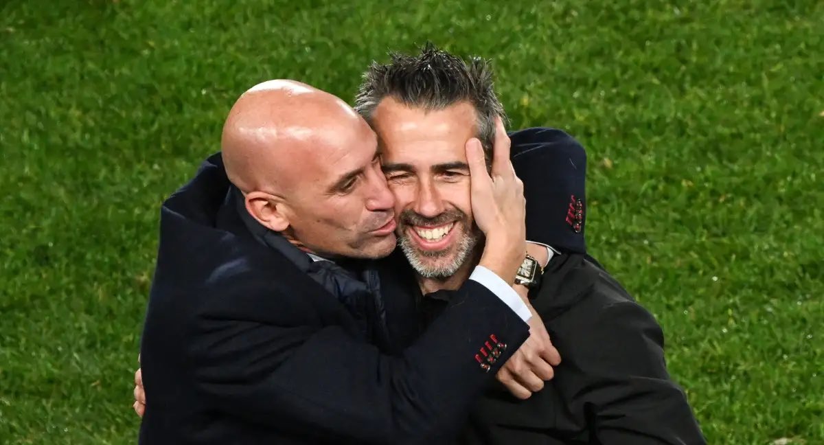xavi_persi's tweet photo. @PabloEchenique Rubiales agarrando la cabeza de un hombre indefenso a la fuerza y dandole un beso a pocos centímetros de la boca. Es un monstruo. https://t.co/8V373xQt27