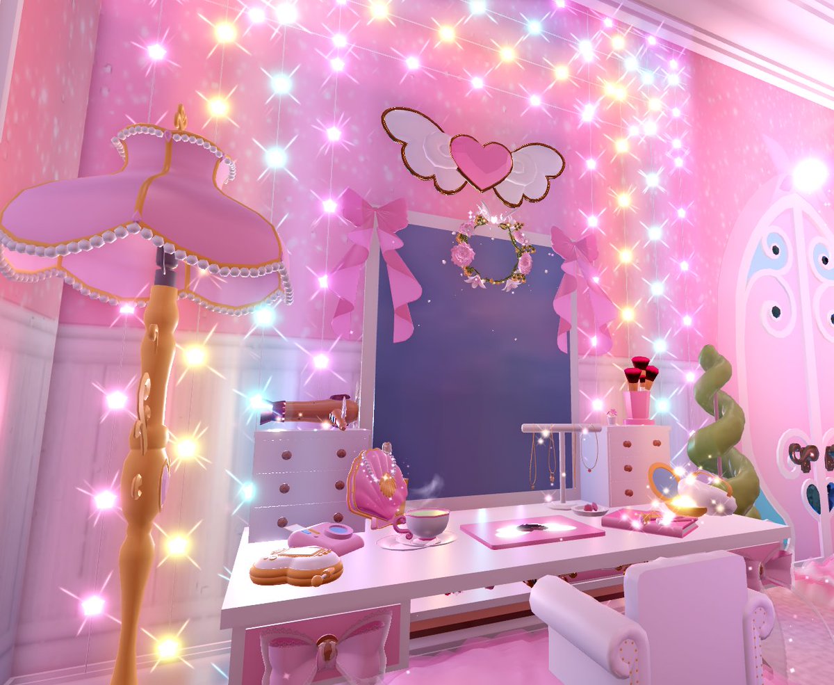 viselix's tweet photo. i've finished decorating my dorm!!! what are your thoughts on it? 🩷

#royalehigh #royalehighdorms https://t.co/kpMSCF2PRF