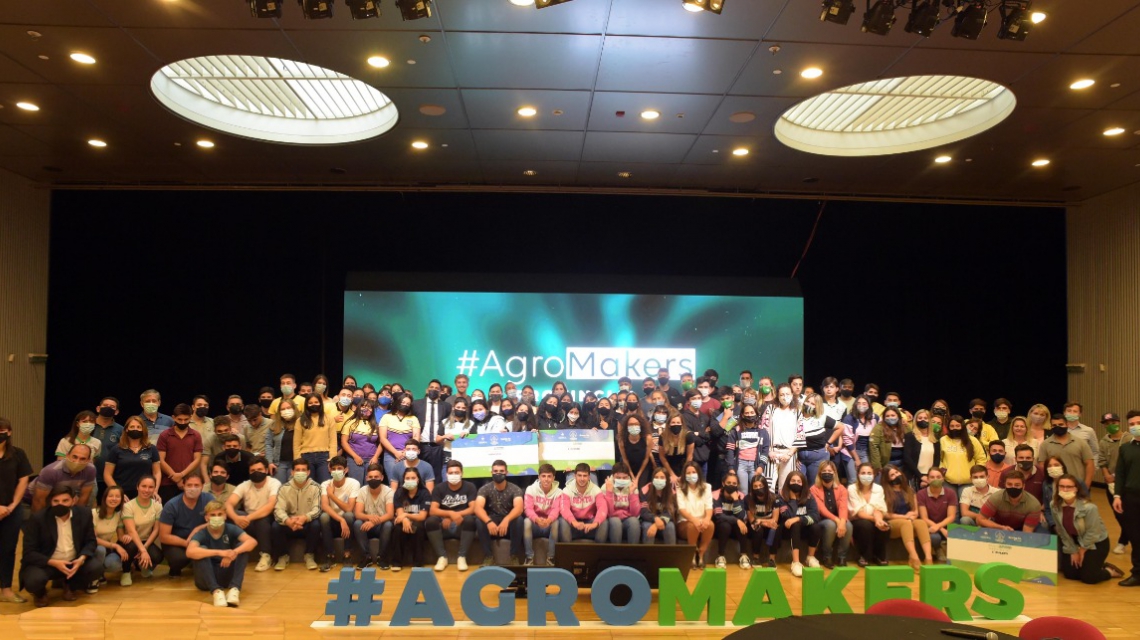 Otro re linda historia #AgroMakers junto a <a href="/FundacionBCR/">FundaciónBCR</a> y <a href="/australrosario/">Universidad Austral</a>, un ideación 100% territorial, en 30 escuelas santafesinas, más de 300 estudiantes, la genia que lo lidera <a href="/Anitaclarita/">Anaclara Dalla Valle</a>. Muchos prototipos destinados a contribuir al desarrollo local de sus comunidades.