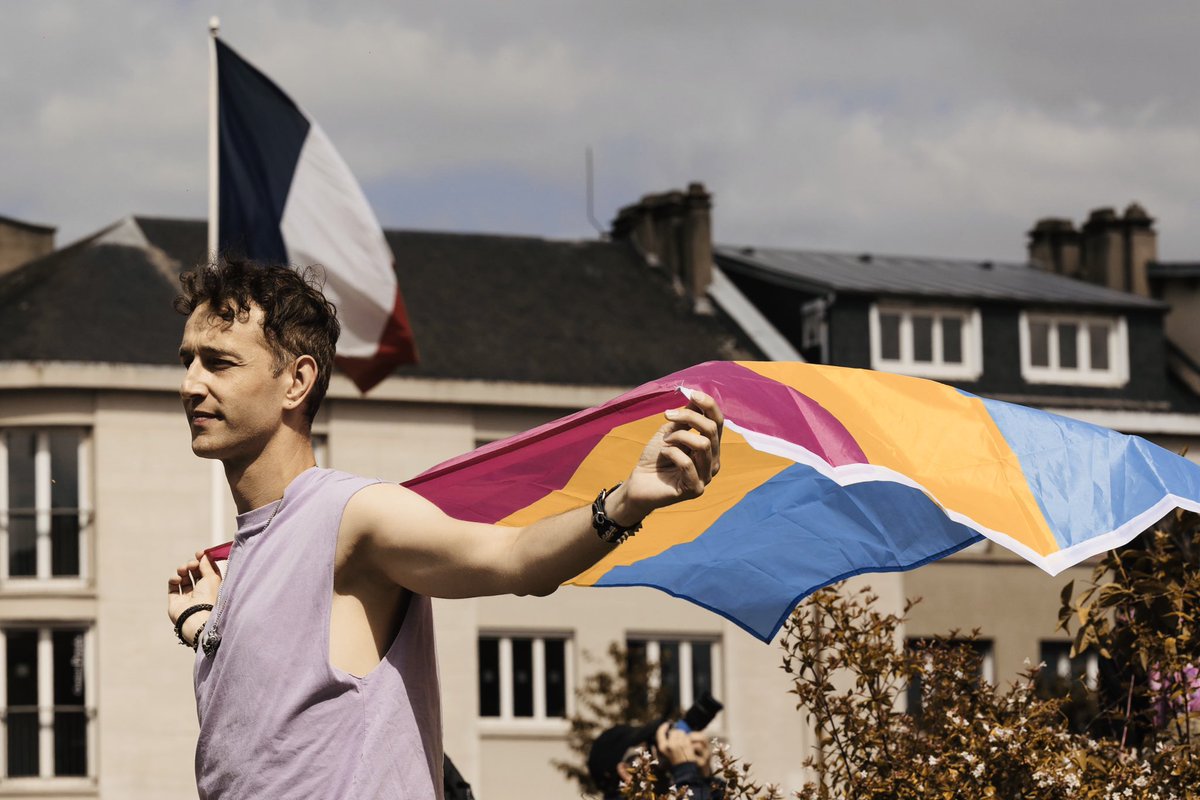 J'aime venir marcher et chanter en revendiquant nos valeurs dans nos prides.

Ici lors de la marche de Rouen organisée par <a href="/fiertescolorees/">Fiertés Colorées</a> le 1er juillet dernier.

Ce moment a été capturé par Noémie Bouteiller.

🩷💛🩵

#ThePrideTour #PrideTour #RouenPride #PrideDeRouen