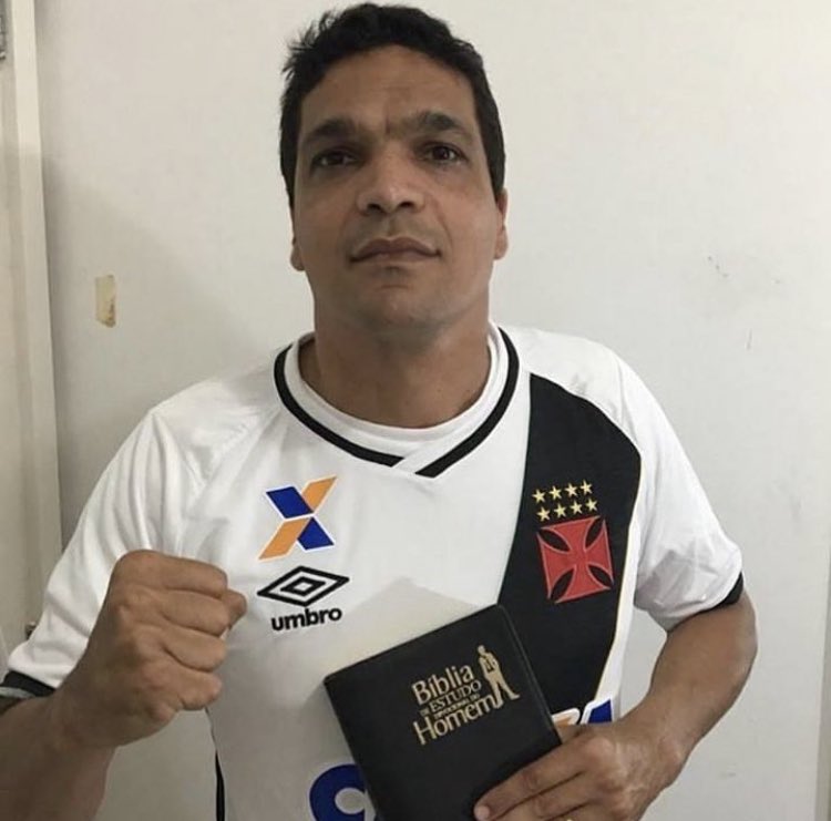 CSilva30000's tweet photo. Depois da oração do cabo daciolo o Vasco não perde mais. Glória a Deux 🙌🏾 https://t.co/CYSyo3O1Vj