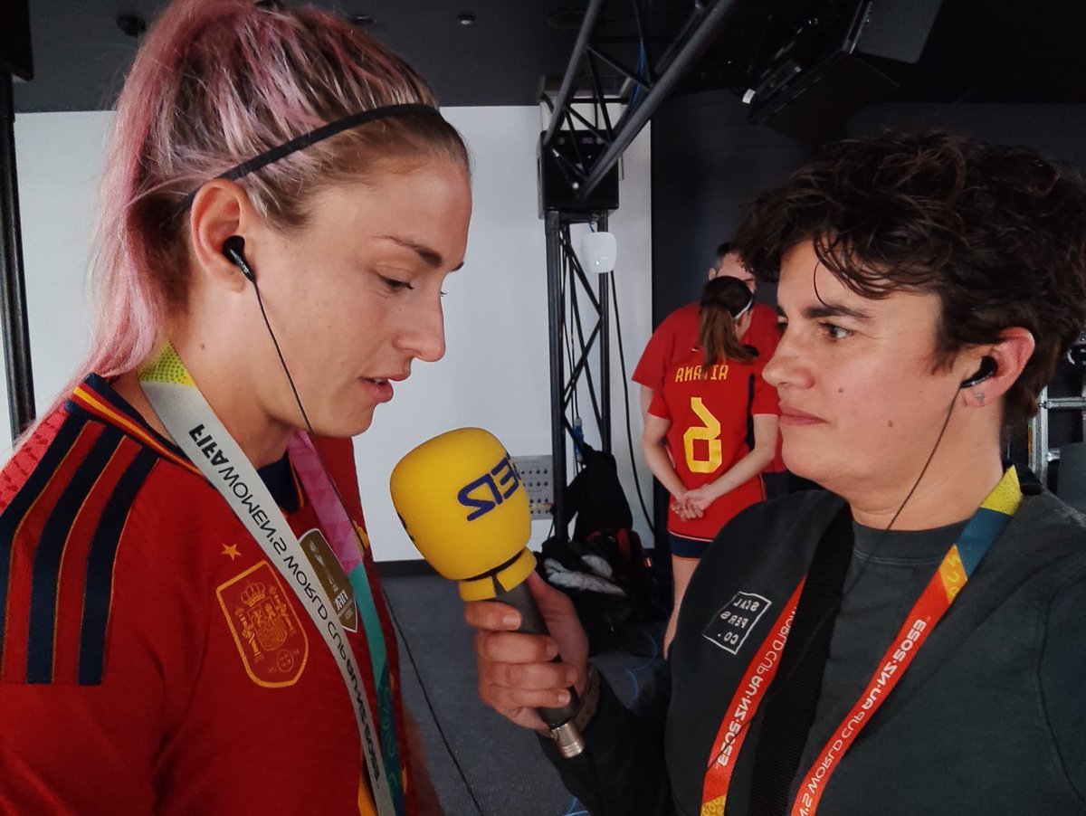 carrusel's tweet photo. 🏆🇪🇸  ALEXIA PUTELLAS en @carrusel al micro de @lussonia

👉🏽 "Ha sido un viaje muy largo, de dos meses, hay momentos de todo y personas como Jenni Hermoso ha estado en las buenas y las malas"

👏🏽 "Un año después de la lesión aquí estoy, con la medalla" https://t.co/r95ayXfFuW