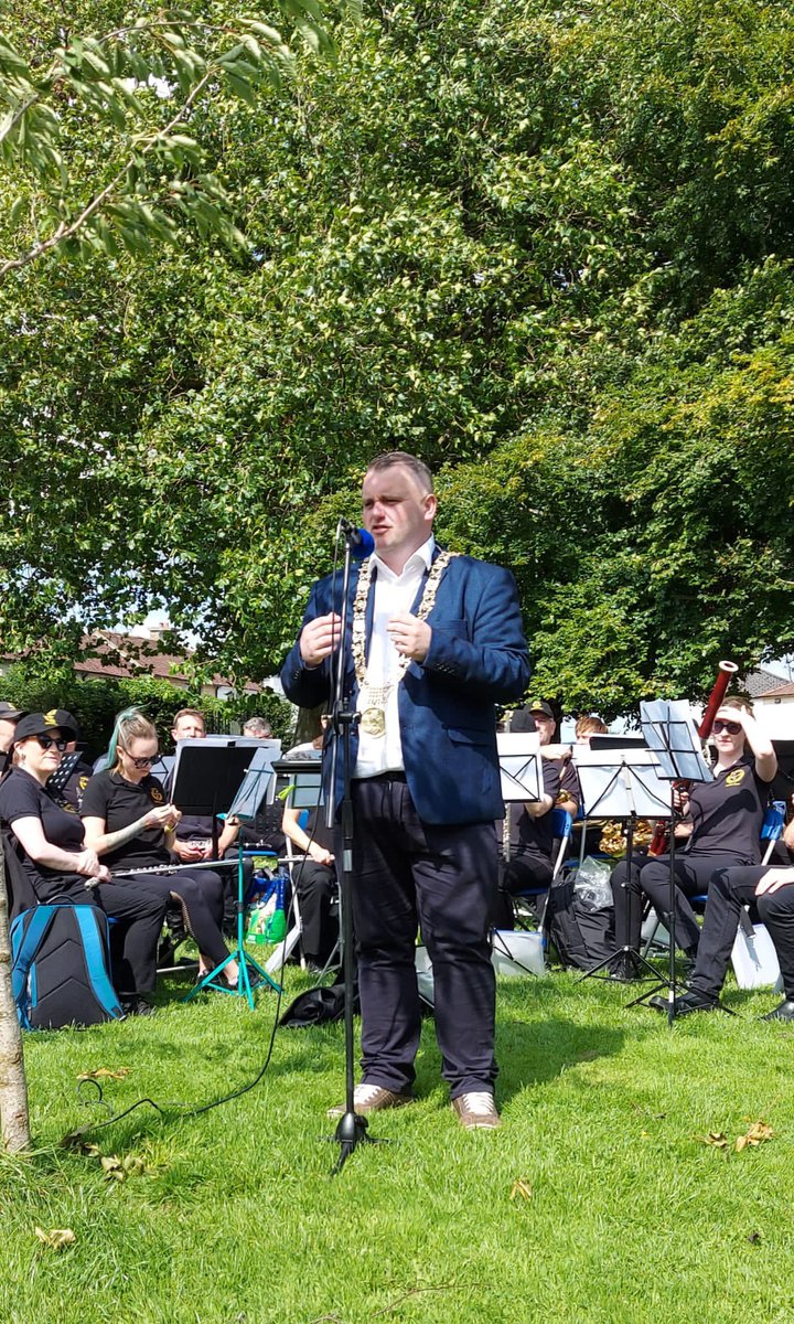 DublinConcertBd's tweet photo. A glorious sunny Sunday afternoon in Griffith Park. We were delighted to be joined by the Lord Mayor of Dublin, Daithi de Róiste who showed off his conducting skills! This is what Summer Sunday afternoons are all about! With thanks to @DubCityCouncil @LordMayorDublin https://t.co/zVrzfKLx4T