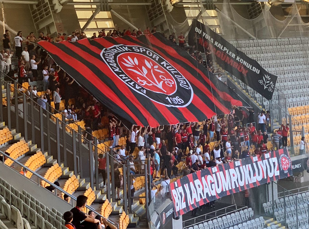 Muazzam ve parmak ısırtan Karagümrük tribünü. Doğu Avrupa ve Güney Amerika tribünlerini hatırlatıyor.