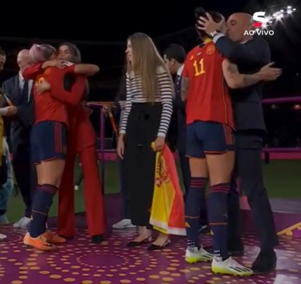 DiarioGols's tweet photo. Que bizarro...

A meia Jenni Hermoso, da seleção espanhola, recebeu um beijo na boca de Luis Rubiales, presidente da Federação Espanhola de Futebol. 

Após o ocorrido, em live no instagram, Hermoso comentou

“É, mas não gostei."

Continuou dizendo:

"O que eu poderia fazer?" https://t.co/VlHr5OEPxW