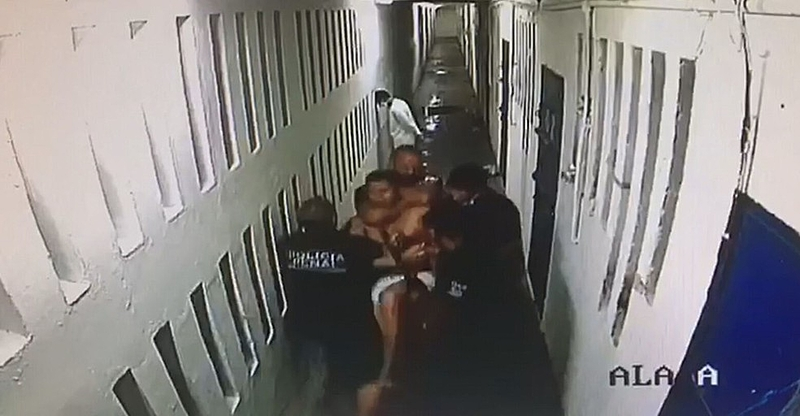 Fera2023's tweet photo. ATENÇÂO BRASIL: Silvinei Vasques, ex-diretor geral da Polícia Rodoviária Federal, está sendo torturado na Papuda.
Pede socorro e transferência urgente.
Se algo acontecer, já está feito o registro aqui. https://t.co/ErHAX9098X