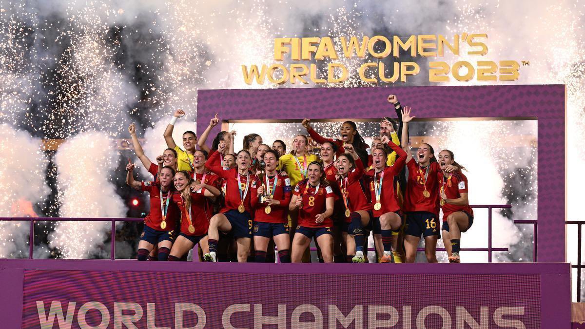 Hoy las jugadoras de la selección española han hecho historia. Que pena que mientras ELLAS escribían esta historia mucha gente se lo ha perdido por mirarles a ELLOS.