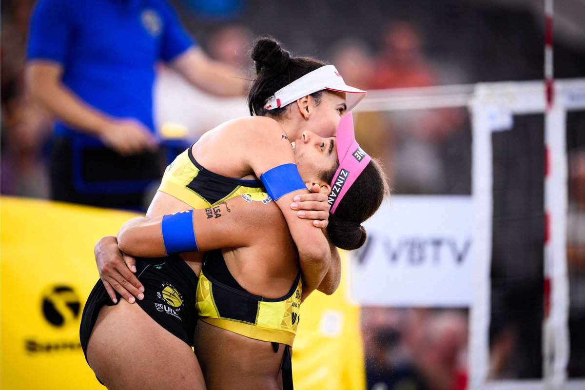 QGdoVolei's tweet photo. 🏖️ As rainhas da praia

Tudo normal das quadras de areia, as rainhas do circuito, Ana Patricia e Duda, levantam mais um caneco para sua coleção.

As líderes do ranking mundial atropelaram a dupla americana 🇺🇸 Nuss/Kloth (21-16 e 21-17), garantindo mais um bom resultado no Elite 16.

Parabéns meninas! 🤩

📸 VBTV
#BeachProTourHamburg #BeachProTour
#BeachVolleyball
