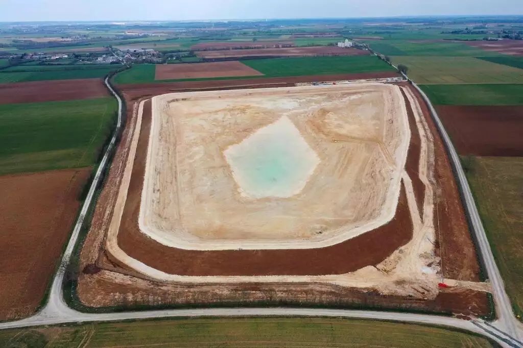 Nicomay's tweet photo. Soutien total à la famille du terrain de golf et à tous les Greens de France…
Par contre, on attend la même émotion pour ce terrain saccagé, de façon irrémédiable, sur une dizaine d'hectares à #SainteSoline.
#convoideleau #SoulevementsDeLaTerre https://t.co/WczWklmqg7