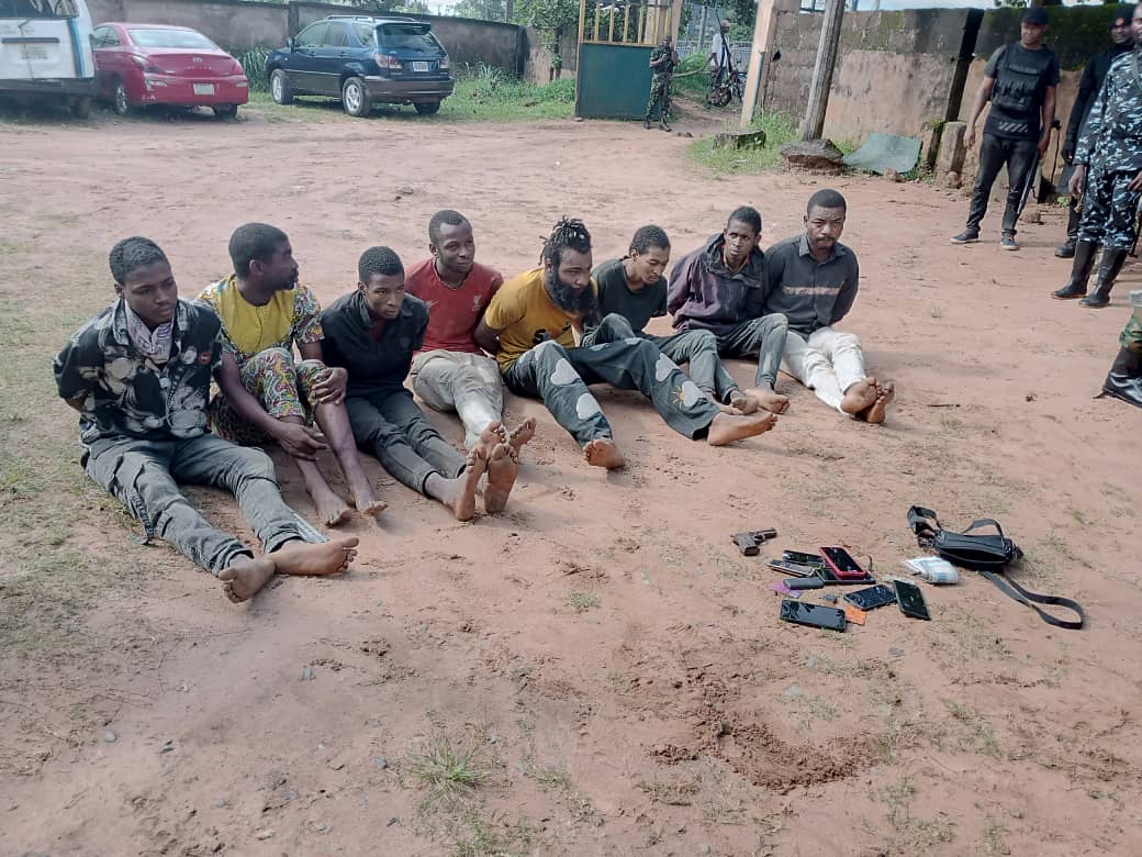 von_Bismack's tweet photo. Remember that Alex Otti promised to stamp out insecurity in Abia state. Yesterday,the JTF headed by the Nigerian Army arrested 8 kidnappers in Isuochi along Lomara Nneato in Umuneochi LGA of Abia State.

 2 of them are from Ebonyi state

 5 are Fulanis

1 is from Ndiawa Isuochi https://t.co/Ywsx8WyTdH