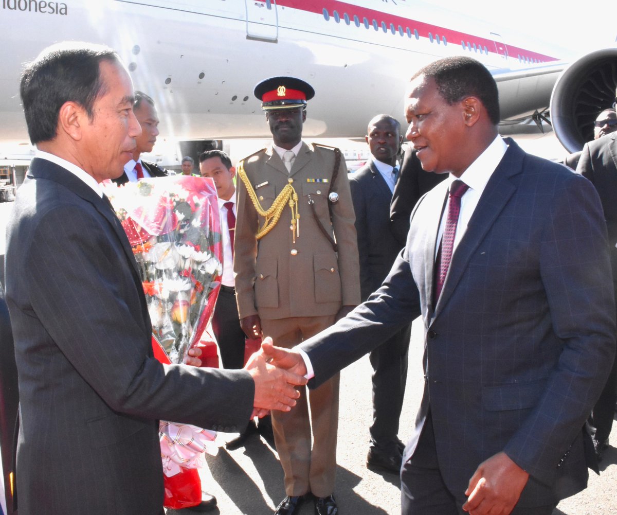 ForeignOfficeKE's tweet photo. ARRIVAL OF INDONESIA PRESIDENT TO KENYA 

CS @DrAlfredMutua received H.E. Joko Widodo, President of The Republic of Indonesia at the JKIA, Nairobi.  President Widodo will hold High Level consultations with his host H.E. @DrWilliamsRuto on matters of mutual interest btn  🇰🇪 &amp;  🇮🇩 https://t.co/d8zbtMyUs1