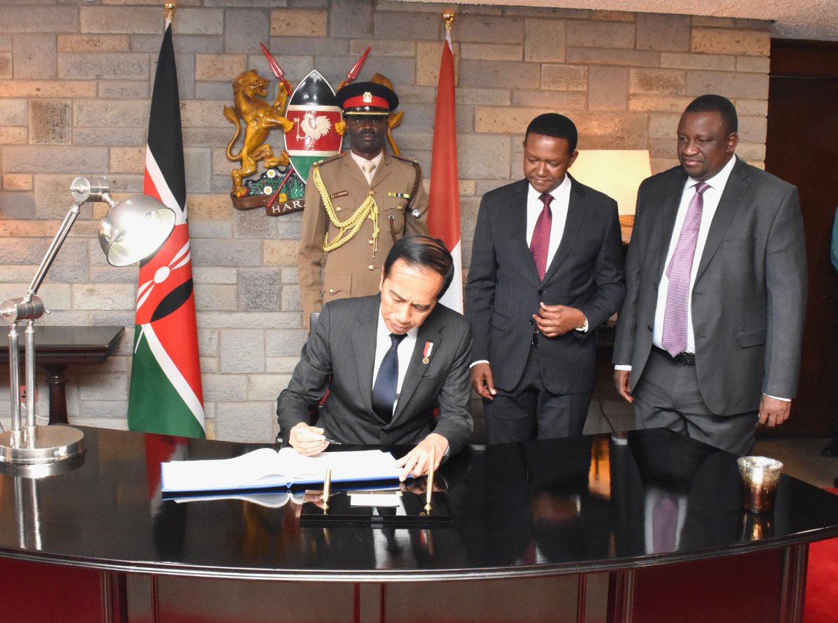 ForeignOfficeKE's tweet photo. ARRIVAL OF INDONESIA PRESIDENT TO KENYA 

CS @DrAlfredMutua received H.E. Joko Widodo, President of The Republic of Indonesia at the JKIA, Nairobi.  President Widodo will hold High Level consultations with his host H.E. @DrWilliamsRuto on matters of mutual interest btn  🇰🇪 &amp;  🇮🇩 https://t.co/d8zbtMyUs1