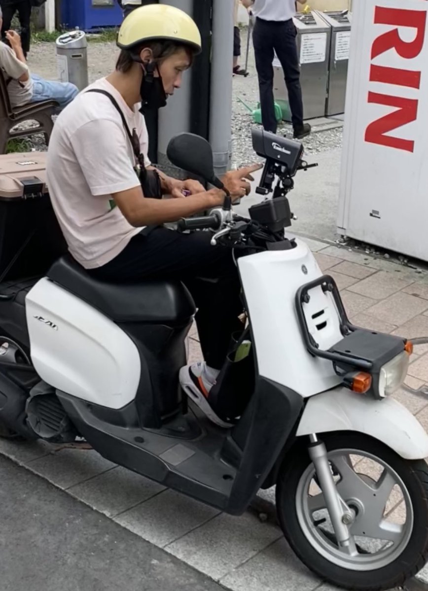 kinendeathyo's tweet photo. 禁煙エリア。喫煙所はお前のすぐ目の前にあるけどなんでそこで吸ってんだ？歩道通ったら周りには受動喫煙喫煙強要。Uberの配達員か？これでわかるだろ？所詮喫煙所があってもそれをまともに使えないニコチン汚染底辺脳生物には無駄。税金の無駄遣い。さっさと閉鎖しろ
#早く厳罰化を https://t.co/yeKckUQqHm