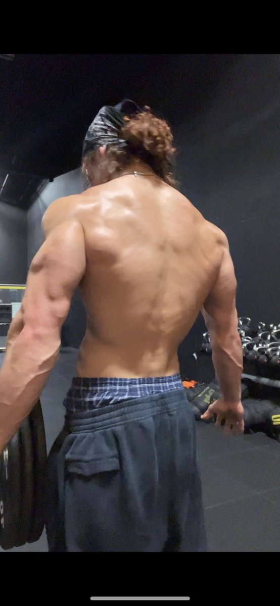 mathhhhhew's tweet photo. Gym at night is the best https://t.co/bjE5G3TZNu