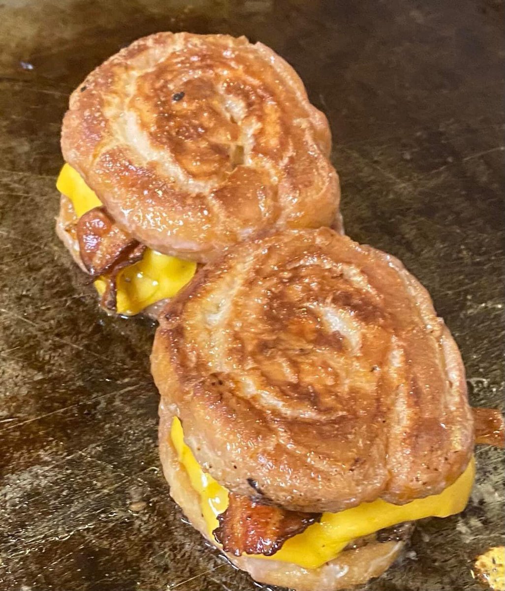 mccauley318's tweet photo. Honeybun Cheeseburgers? https://t.co/FToedMYij8
