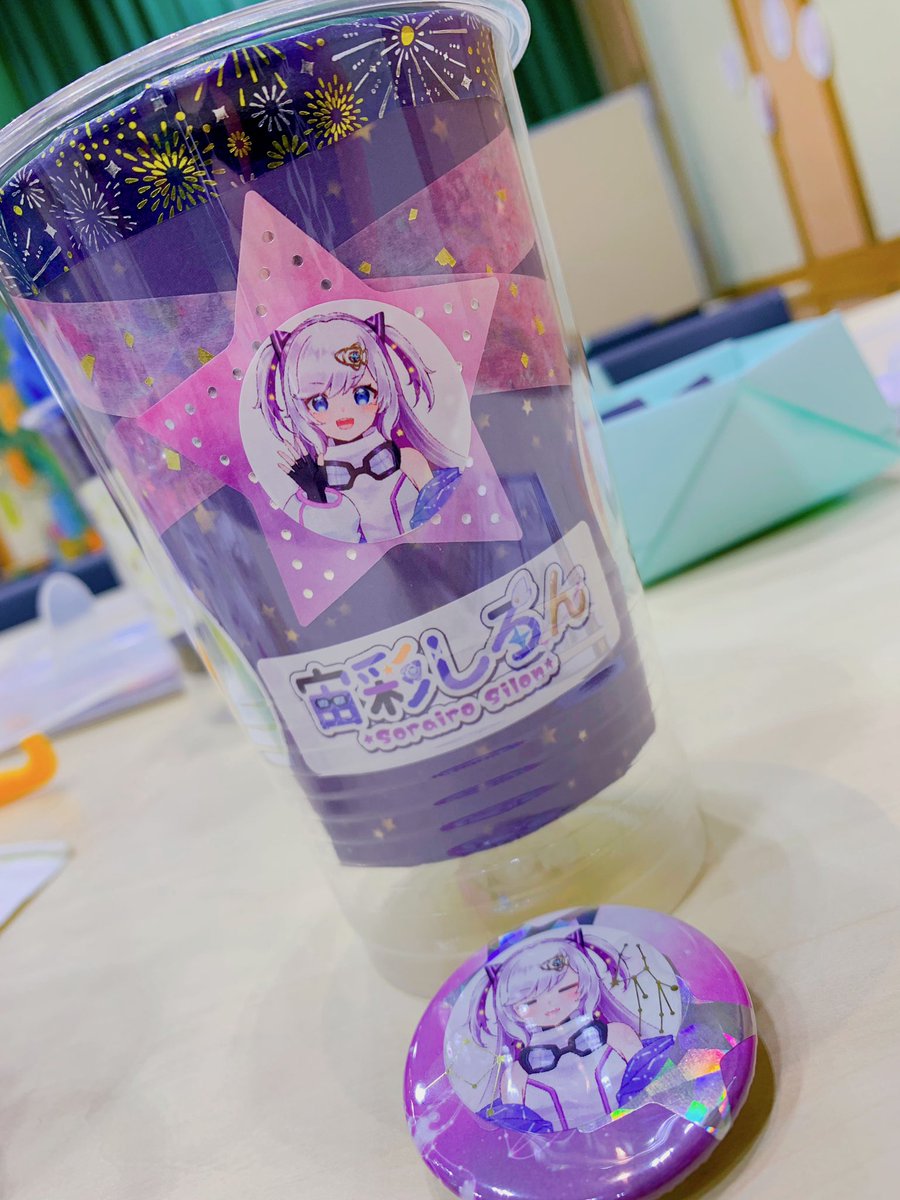 efana_bell's tweet photo. ペン立てと缶バッジ作ってきました！
トークショーで星座の話をしていたので星座のシールも使ってみました、缶バッジの表情お気に入りですʕ•̫͡•ʕ•̫͡•ʔ•̫͡•ʔ•̫͡•ʕ•̫͡•ʔ
#のしろ銀河フェスティバル2023 
#宙彩しろん https://t.co/9yyaFDNXAR