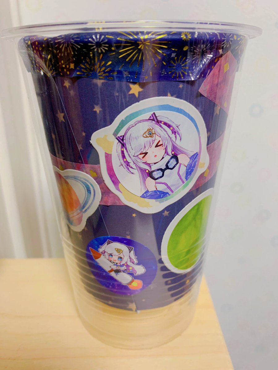 efana_bell's tweet photo. ペン立てと缶バッジ作ってきました！
トークショーで星座の話をしていたので星座のシールも使ってみました、缶バッジの表情お気に入りですʕ•̫͡•ʕ•̫͡•ʔ•̫͡•ʔ•̫͡•ʕ•̫͡•ʔ
#のしろ銀河フェスティバル2023 
#宙彩しろん https://t.co/9yyaFDNXAR