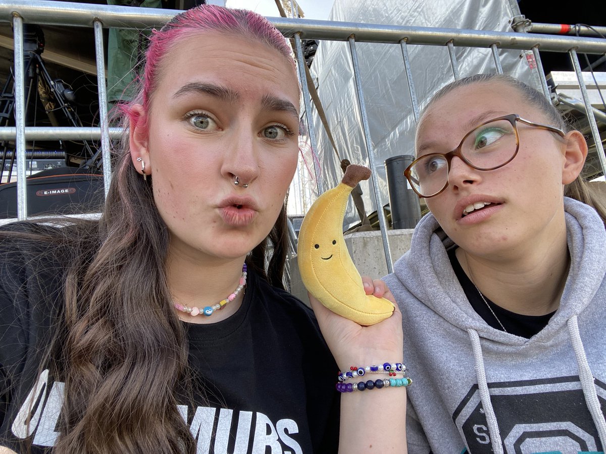 elle_platt's tweet photo. @TrenthamLive @ollymurs #trenthamlive we’re waitinggg❤️🍌 https://t.co/1FOINAs3X3