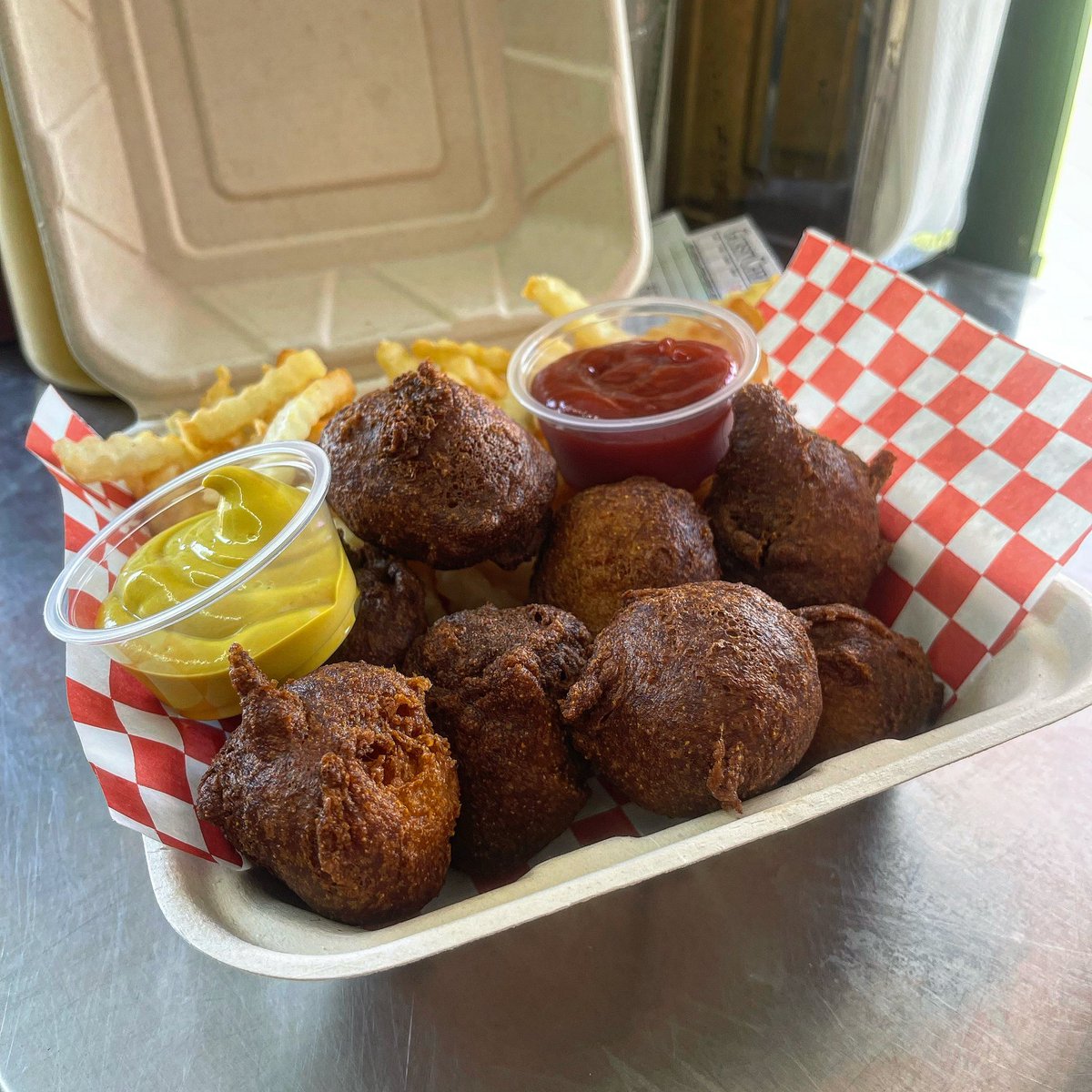 Batter Up Truck is at Spark Social SF for brunch today. Beautiful day to enjoy with a corndog! 
.
.
.
.
.
#batterupsf #batteruptruck #corndog #bitesize #fresh #sparksocialsf #sundayfunday #sfeats #bayareafoodie #togo #crinklecut #nomnom #betterthandisneyland