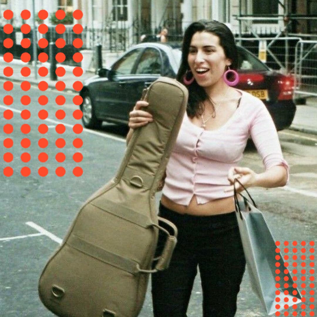 amywinehouse's tweet image. Amy photographed in 2004, capturing the raw essence of a rising star! When was the moment you first discovered an Amy song?