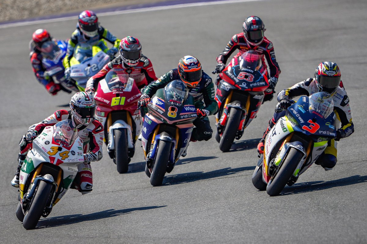 MotoEofficial's tweet photo. 🔙 #AustrianGP's Race 1 definitely had us at the edge of the seat 🤯 

Check out some of best shots it left us! 📸

#MotoE https://t.co/aZeGGdh69w